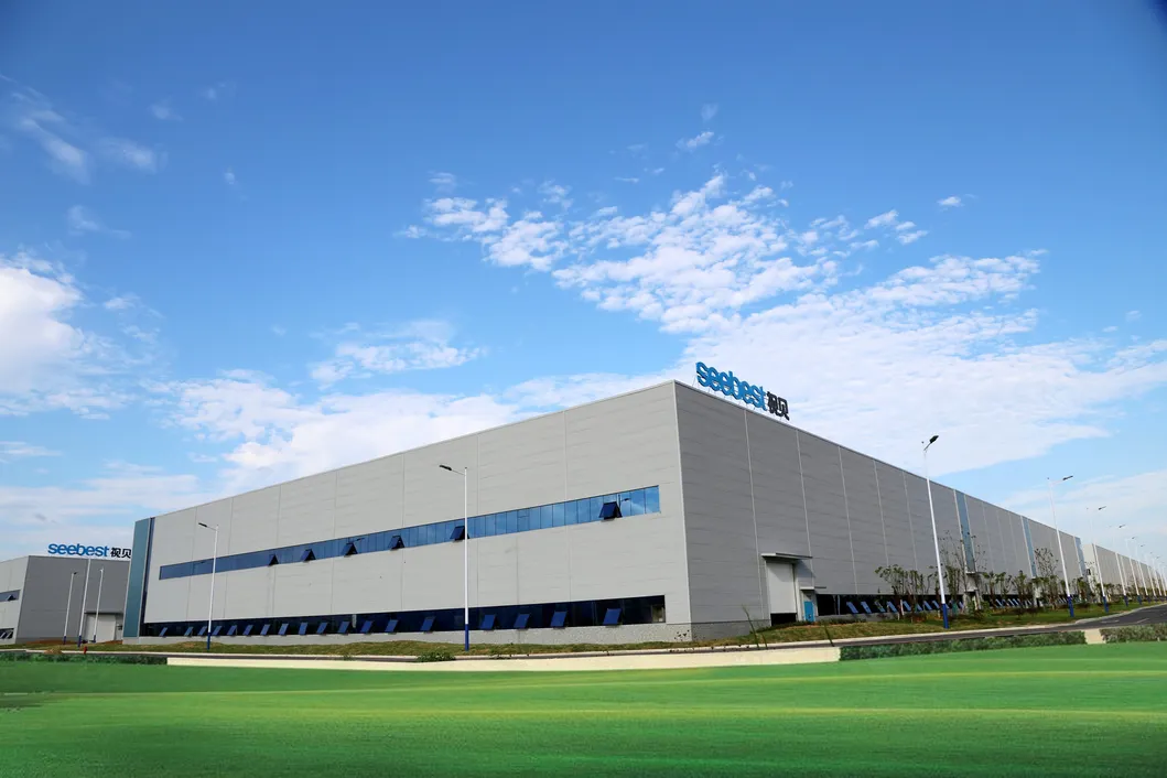 Seebest Universal Standard Travel Adapter Plug Motorized Power Socket Plug Support Wireless Charging White Conversion Plug